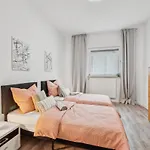 Yello Homes - Loft - Airport & Messe 6 Betten & Wifi